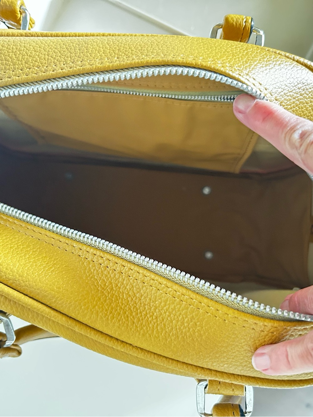 Vintage 1970s Mustard Train Case Travel Bag | Structured Overnight Carryall - Picture 7 of 9